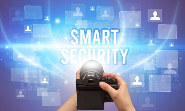 Närbild Handhållen Kamera Med Smart Security Inskription Videoövervakningskoncept — Stockfoto