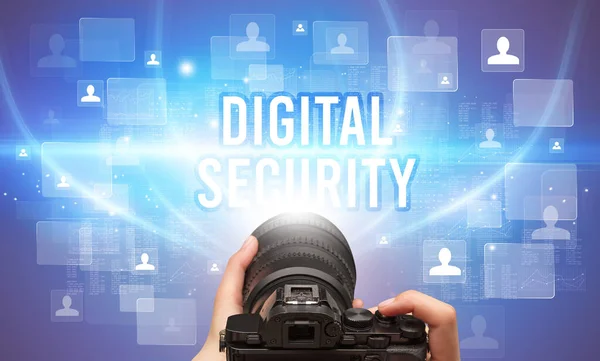 Close Câmera Mão Com Inscrição Segurança Digital Conceito Vigilância Por — Fotografia de Stock