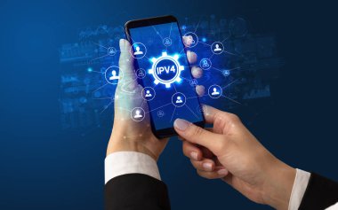 Ipv4 kısaltması, modern teknoloji konsepti ile akıllı telefon tutan kadın el