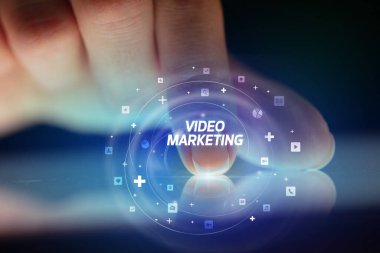 Sosyal medya simgeleri ve Video Pazarlama ile parmak dokunma tablet