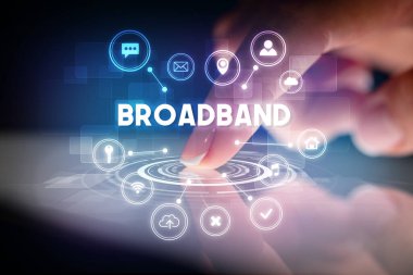 Web teknolojisi simgeleri ve BROADBAND yazıtları ile tablete dokunmak, web teknolojisi kavramı