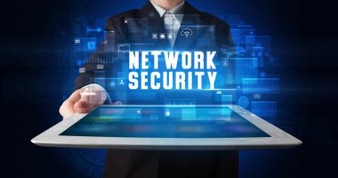 Tablet üzerinde çalışan genç iş adamı dijital işareti gösteriyor: NETWorK GÜVENLİK