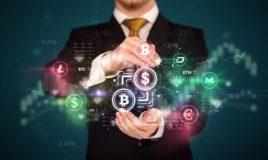 Kripto döviz sembolü ve yatırım konseptini elinde tutan bir işadamı