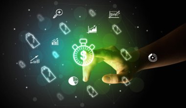 Ekranda el çizimi zamanı ile multimedya arayüzüne dokunan iş adamı parmağı para simgeleri fütüristik kavramdır