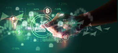 İş adamı, multimedya dokunmatik ekran fütüristik kavram üzerinde kripto madenciliği sembolünü elle itiyor