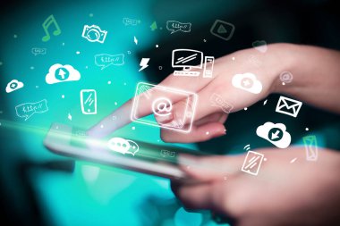 Elle çizilmiş hızlı posta simgeleri, dijital dönem konsepti olan dokunmatik ekran yakın plan