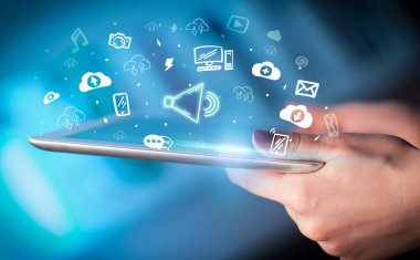 Elle çizilmiş yüksek sesli ses simgeleriyle bir dokunmatik ekran yakın plan, dijital dönem konsepti