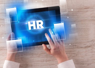 İnsan Kaynakları kısaltmalı el ele tutuşma tableti, modern teknoloji kavramı.