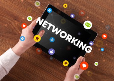 NETworking yazıtları, sosyal ağ konsepti ve dokunmatik ekranın yakın plan görüntüsü