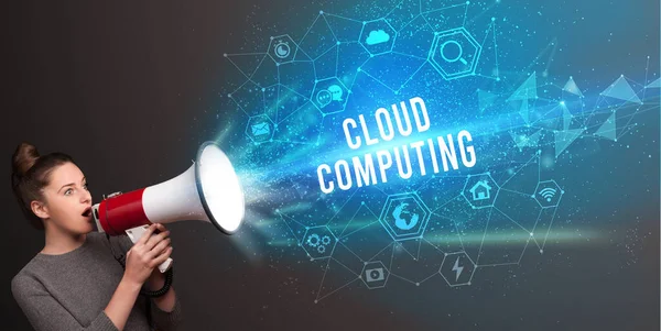Mladá Žena Křičí Megafonu Nápisem Cloud Computing Moderní Technologie Oznámení — Stock fotografie