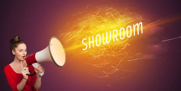 Jonge Girld Schreeuwen Megafoon Met Showroom Inscriptie Online Shopping Concept — Stockfoto