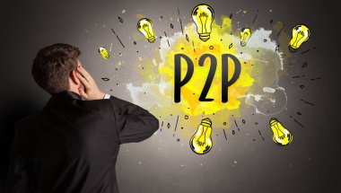 P2P kısaltmalı renkli ampul çizen iş adamı, yeni teknoloji fikri kavramı