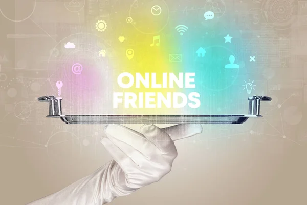Garçom Servindo Redes Sociais Com Inscrição Amigos Online Novo Conceito — Fotografia de Stock