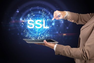 SSL kısaltmalı bir dokunmatik ekrana yakın çekim, modern teknoloji kavramı