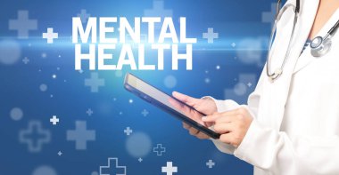 Doktor panoya MENTAL Sağlık yazısını, ilk yardım kavramını içeren notlar yazar.