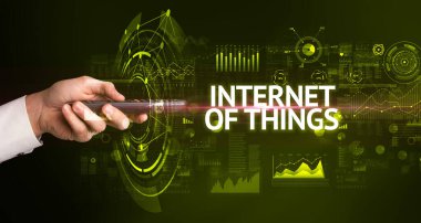 El ele tutuşan kablosuz kablosuz internetteki şeyler yazı, modern teknoloji konsepti