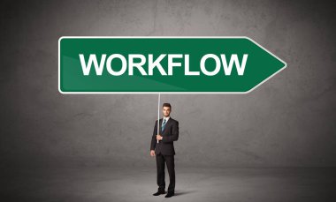 WorKFLOW yazıtları, yeni iş yönü konsepti ile günlük bekleme yolu tabelasında genç iş adamı