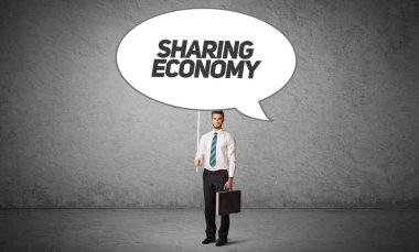 Genç iş adamı, günlük bekleme yolu tabelasında 