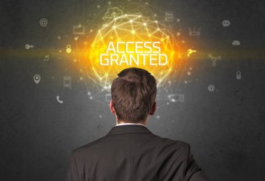 ACCESS GRANTED yazıt, çevrimiçi güvenlik kavramı olan bir işadamının arka görünümü