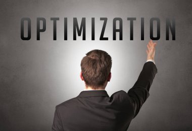 Optimisyon yazıtları ve siber güvenlik kavramına sahip bir işadamının arka görüşü