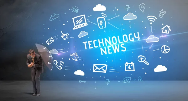 Technology News Yazıtları Modern Teknoloji Kavramından Şemsiyeyle Savunma Yapan Adamı — Stok fotoğraf