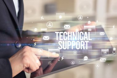 TECHNICAL TECHNICAL ilave yazıt, modern teknoloji kavramını araştıran bir tabletin yakın çekimi