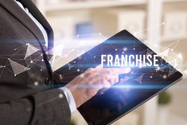 FRANCHISE yazıtları ve modern iş teknolojisi kavramını kullanarak elleri kapat