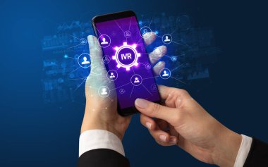 Tüp bebek kısaltmalı akıllı telefon, modern teknoloji konsepti.