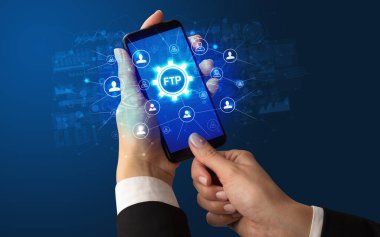 Ftp kısaltması, modern teknoloji konsepti ile kadın el tutan akıllı telefon