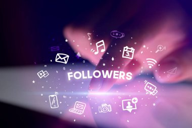 Çizilmiş sosyal medya simgeleri ve takipçileri yazıtı, sosyal ağ konsepti ile parmak temas tableti