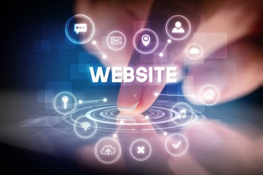 Web teknolojisi simgeleri ve web sitesi yazıtları ile tablete dokunmak, web teknolojisi kavramı