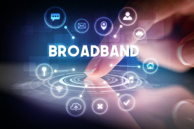 Web teknolojisi simgeleri ve BROADBAND yazıtları ile tablete dokunmak, web teknolojisi kavramı