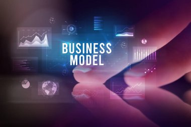 Grafikler ve İş Modeli yazıt, iş konsepti ile parmak dokunma tablet