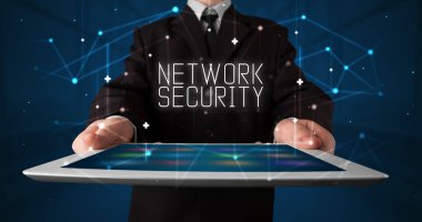 Tablet üzerinde çalışan genç iş adamı dijital işareti gösteriyor: NETWorK GÜVENLİK