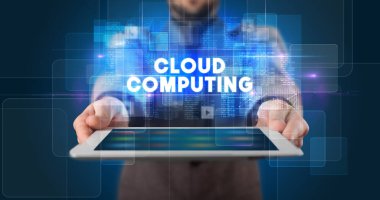 Tablet üzerinde çalışan genç iş adamı ve yazıyı gösteriyor: CLOUD Bilgisayarcılık