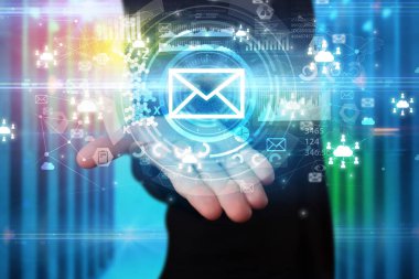 İş adamı elinde birden fazla teknoloji sembolü olan bir zarf simgesi tutuyor.