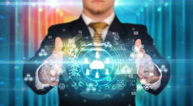 İş adamı elinde bulut teknolojisi simgesini tutarken birden fazla teknoloji sembolü taşıyor.