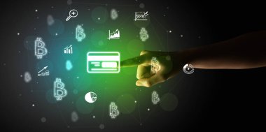 Ekranda el çizimi kredi kartı simgeleri ile multimedya arayüzüne dokunan iş adamı parmağı fütürist kavram
