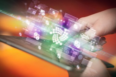 Tablet kullanan bir elin yakın plan resmi, tabletten çıkan iota simgeleri, dijital para birimi konsepti