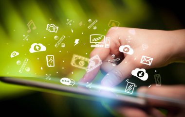 Elle çizilmiş para simgeleri, dijital dönem konsepti olan bir dokunmatik ekran yakın plan