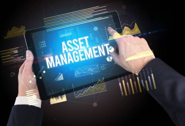 ASSET MANAGEMENT yazıtları ve modern iş konseptiyle el ele tutuşmalar