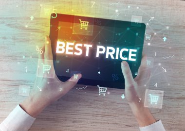 El ele tutuşma tabletinin en iyi fiyat yazısıyla yakın plan fotoğrafı, online alışveriş kavramı