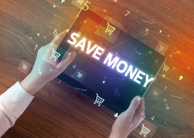 El ele tutuşma tabletinin yakın plan fotoğrafı. İçinde 