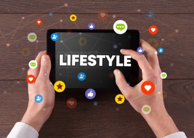 LIFESTYLE yazıtları, sosyal ağ konsepti ile dokunmatik ekranın yakın plan görüntüsü