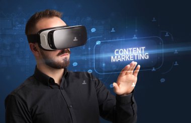 Sanal gerçeklik gözlüklerinden bakan iş adamı. KONUŞMA yazıtları, sosyal ağ konsepti