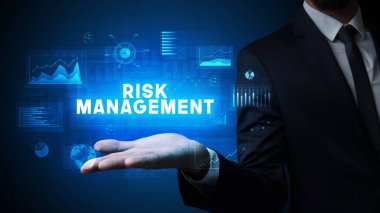Risk Yönetimi yazıtlarını tutan İşadamı 'nın eli, iş başarısı konsepti