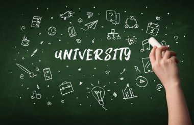 Tahtaya beyaz tebeşirle el çizimi UNIVERSITY yazması, eğitim kavramı