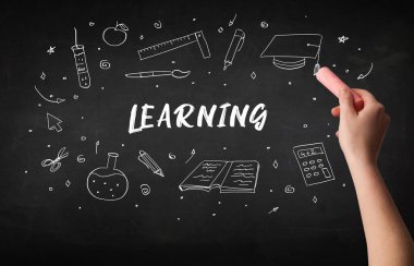 Tahtaya beyaz tebeşirle yazılmış el yazısı, eğitim kavramı