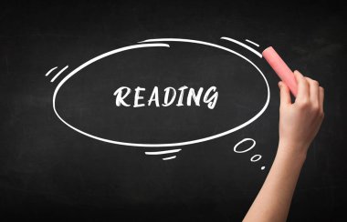 Tahtada beyaz tebeşirle el yazması okuma, eğitim kavramı