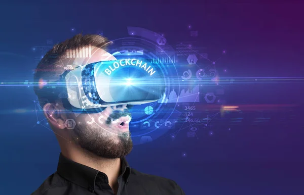 Podnikatel Prohlíží Brýle Virtual Reality Nápisem Blockchain Inovativní Koncept Technologie — Stock fotografie